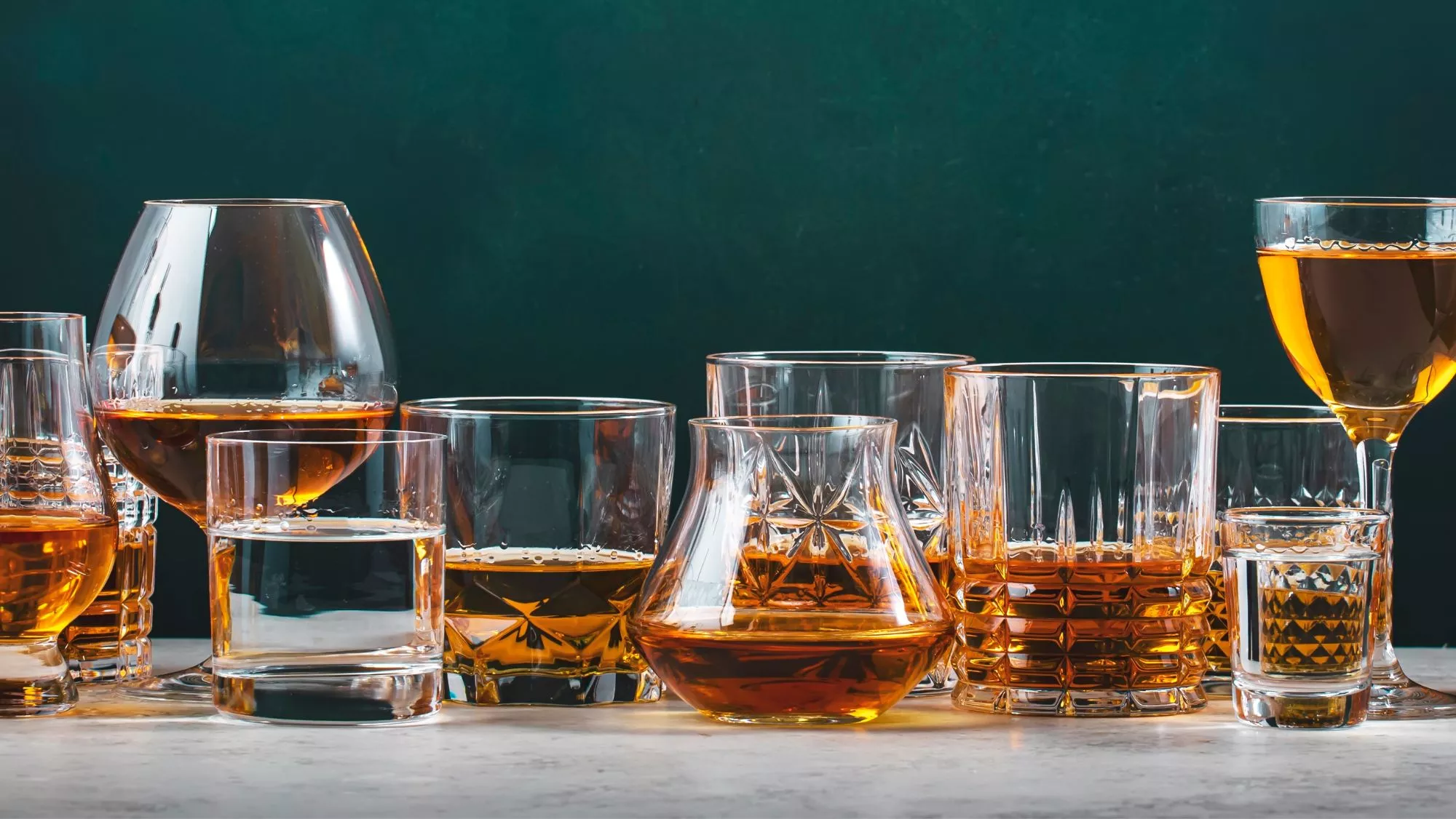 Diversas copas y vasos con destilados y bebidas espirituosas / Canva