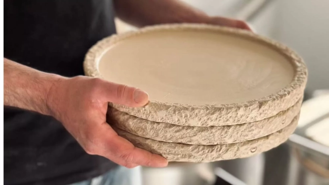 Platos de Marc Marcet Cerámica para el restaurante Dos Camins de Menorca / Instagram Platos de Marc Marcet Cerámica para el restaurante Dos Camins de Menorca / Instagram