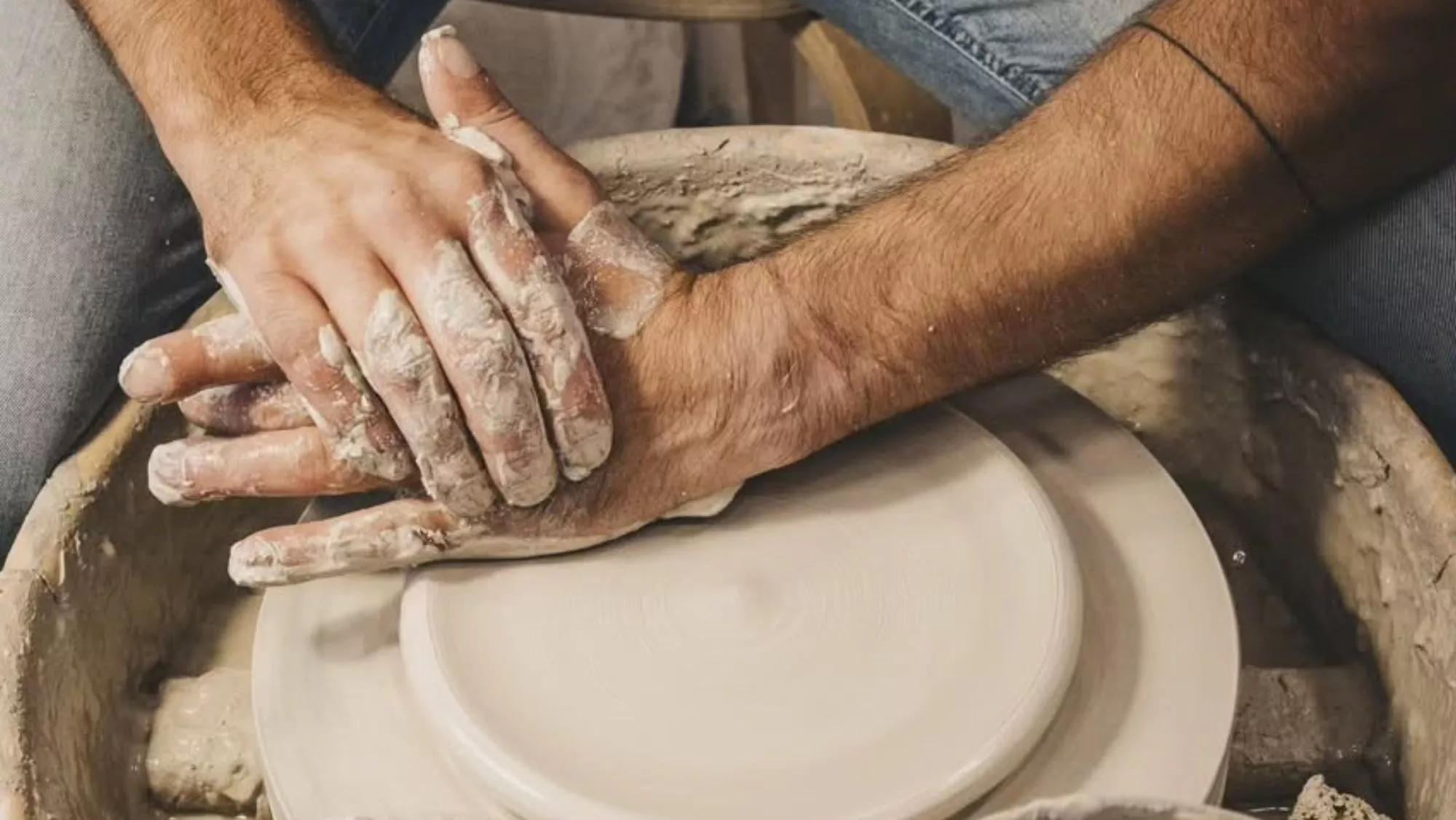 Marc Marcet trabaja la cerámica en su taller de Ferreries (Menorca) / Instagram