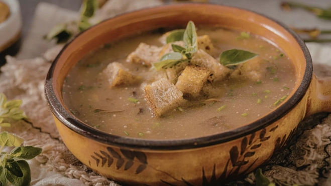 Guiso de invierno con picatostes / Canva