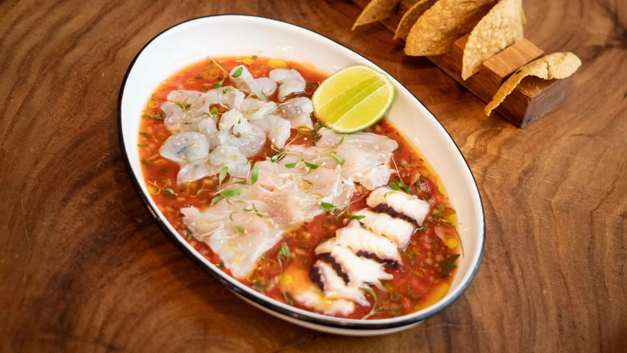 El 'vuelve a la vida' de Joan Bagur en el restaurante Oaxaca Barcelona / ÒSCAR GIL COY / Qué es el ‘vuelve a la vida’, el plato mexicano que cura la resaca según dos chefs expertos