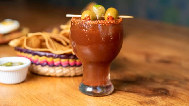 Vaso con una michelada mexicana / Canva