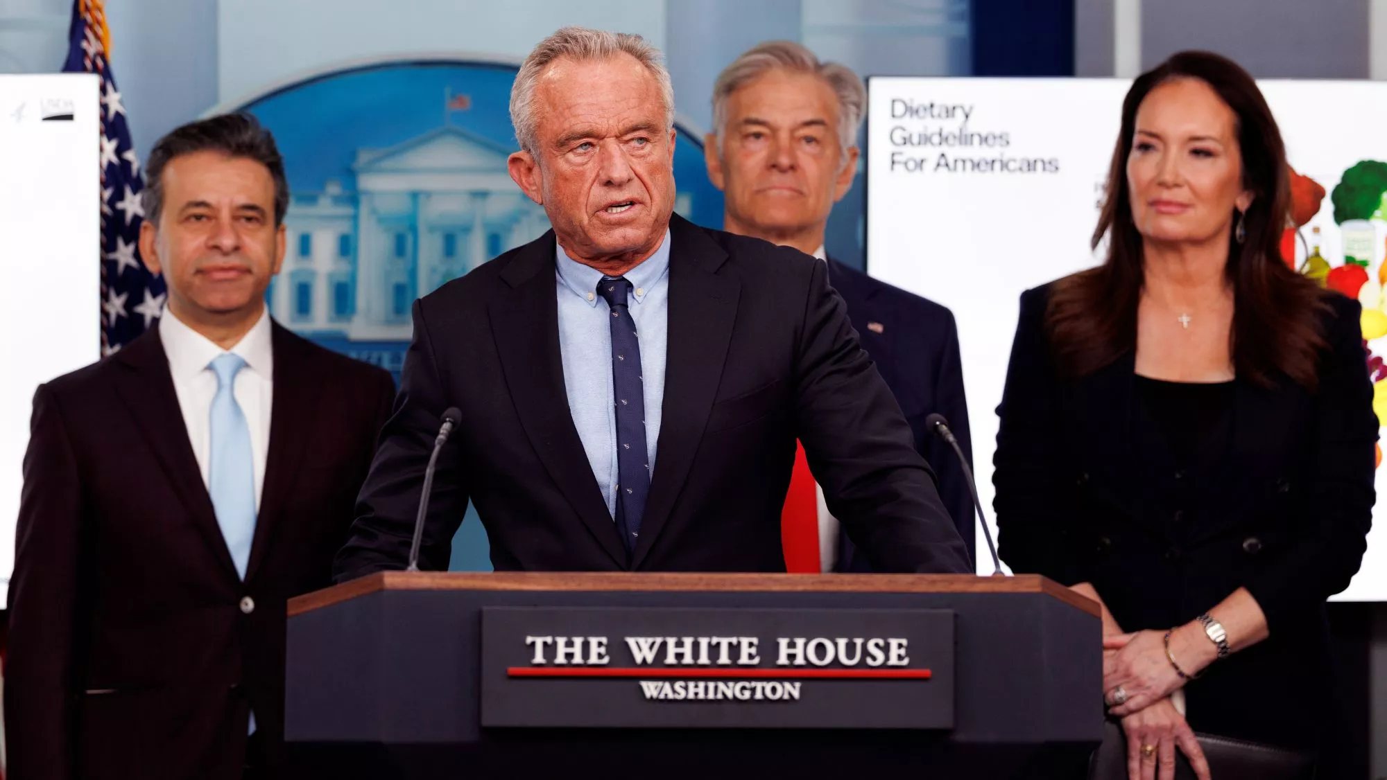 El secretario de Salud de EE.UU., Robert F. Kennedy Jr., presenta las nuevas directrices dietéticas / EFE/EPA/WILL OLIVER / POOL / EE.UU. revisa sus guías dietéticas: más carne roja, menos azúcar y giro en el consumo de alcohol