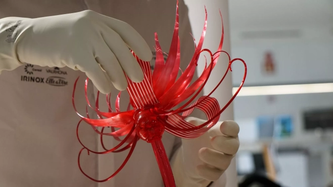 El pastelero Toni Pons trabaja una pieza de caramelo / Canal Baix Penedès