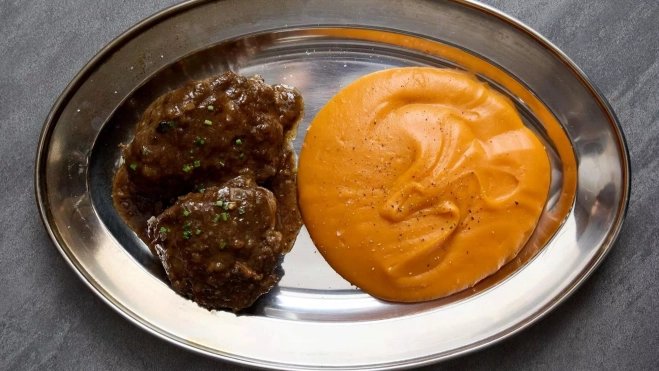 Las carrilleras con puré de boniato de Fonda Can Miserias (Barcelona) / Cedida