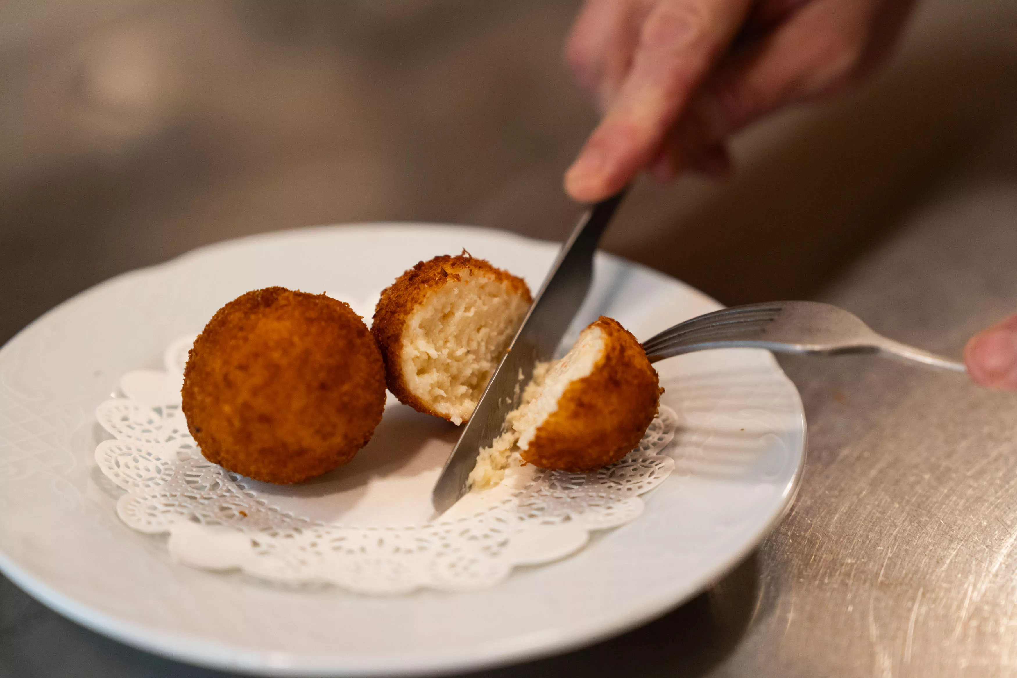 Croqueta de merluza y gamba del restaurante Veracruz (Barcelona) / SIMÓN SÁNCHEZ