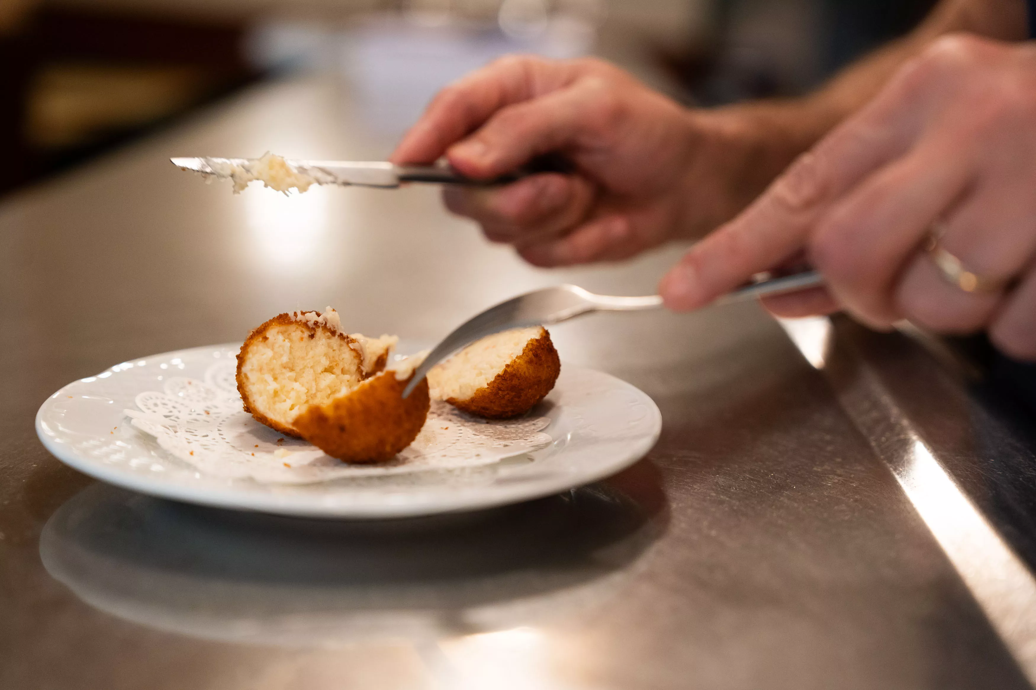 Croqueta de merluza y gamba del restaurante Veracruz (Barcelona) / SIMÓN SÁNCHEZ