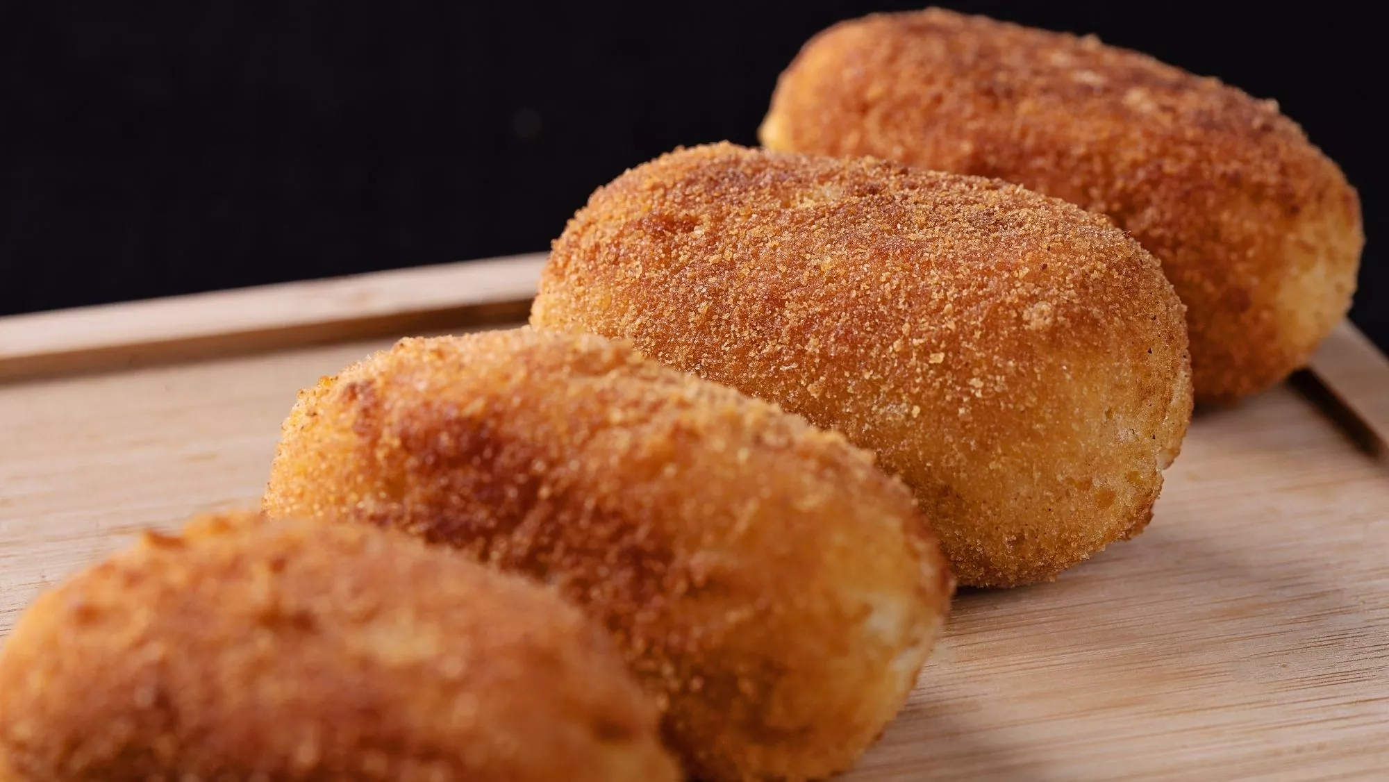 Croquetas crujientes listas para comer / Canva / La historia de la croqueta: de la farsa a la bechamel y la conquista de la cremosidad