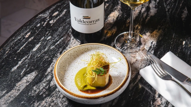 Plato de Almanac Barcelona y vino de la D.O. Valdeorras en el Hotel Wine Fest / Cedida