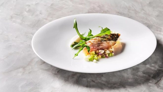 Caballa marinada y soasada, coliflor y jalea de manzana verde en VelascoAbellá / Cedida