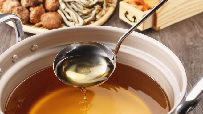 Olla con caldo dashi japonés / Canva