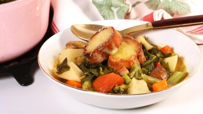 Estofado vegetal de col y otras verduras con pan gratinado con queso (Receta Inés Butrón) / Antonio Ron