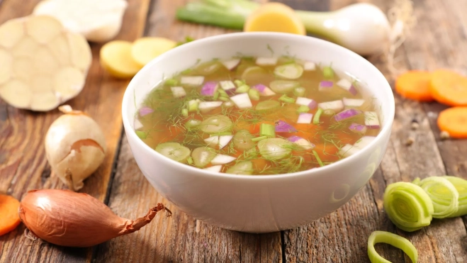 Cuenco con caldo de verduras / Canva