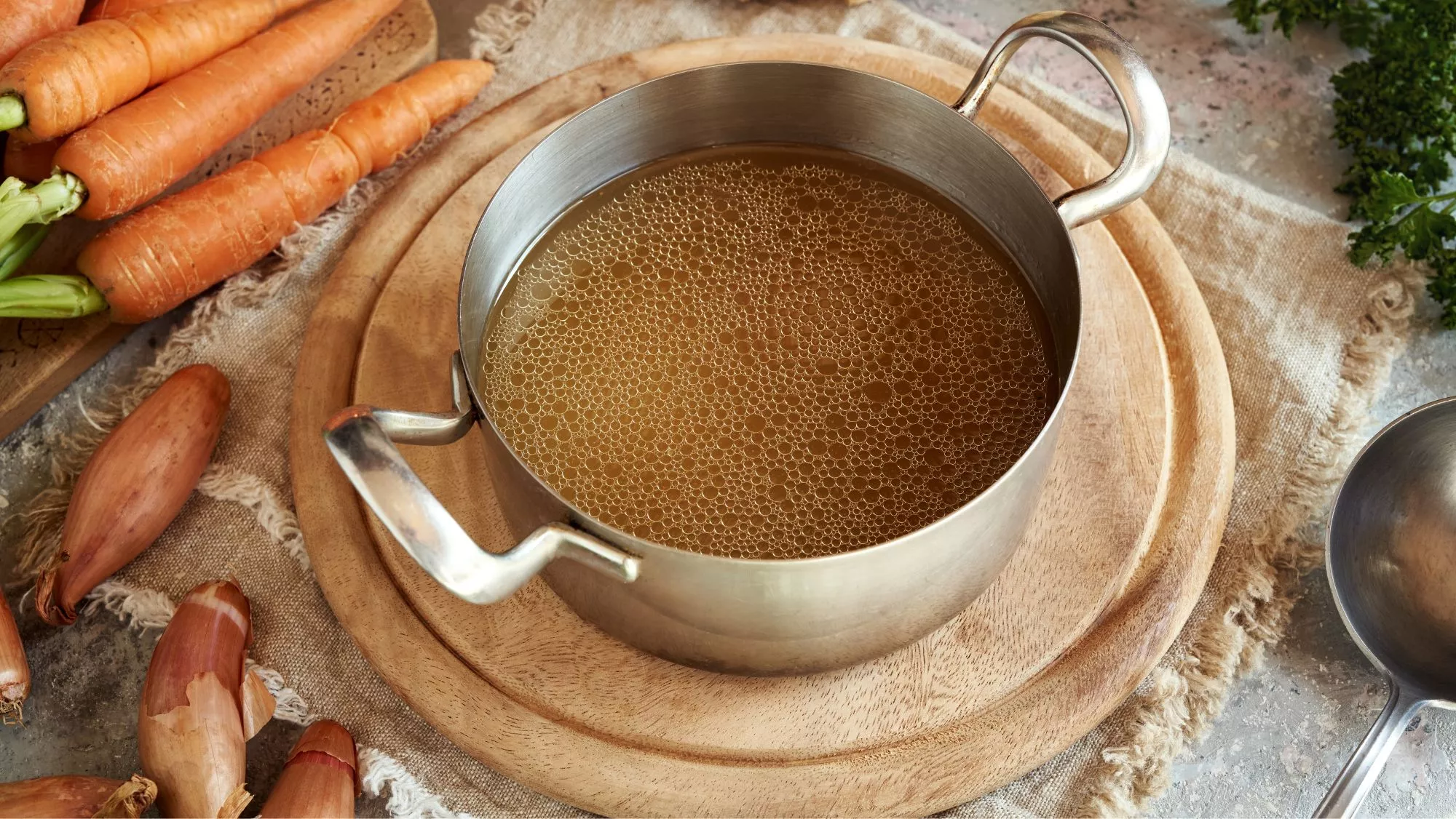 Caldo de verduras y huesos en una olla / Canva / Dashi, pho y otros caldos del mundo: cómo se consumen y trucos sencillos para hacerlos en casa