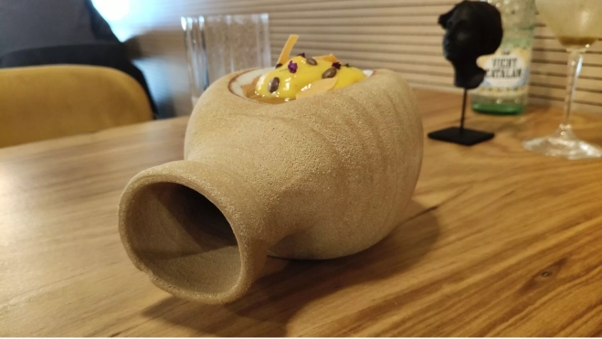 Ostra con calabaza, plato en ánfora del restaurante El Terrat / Òscar Gómez