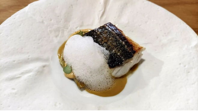 Lubina salvaje con garum en El Terrat (Tarragona) / Òscar Gómez