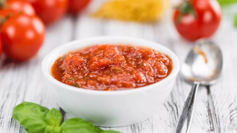 Salsa de tomate casera en un bol blanco / CANVA