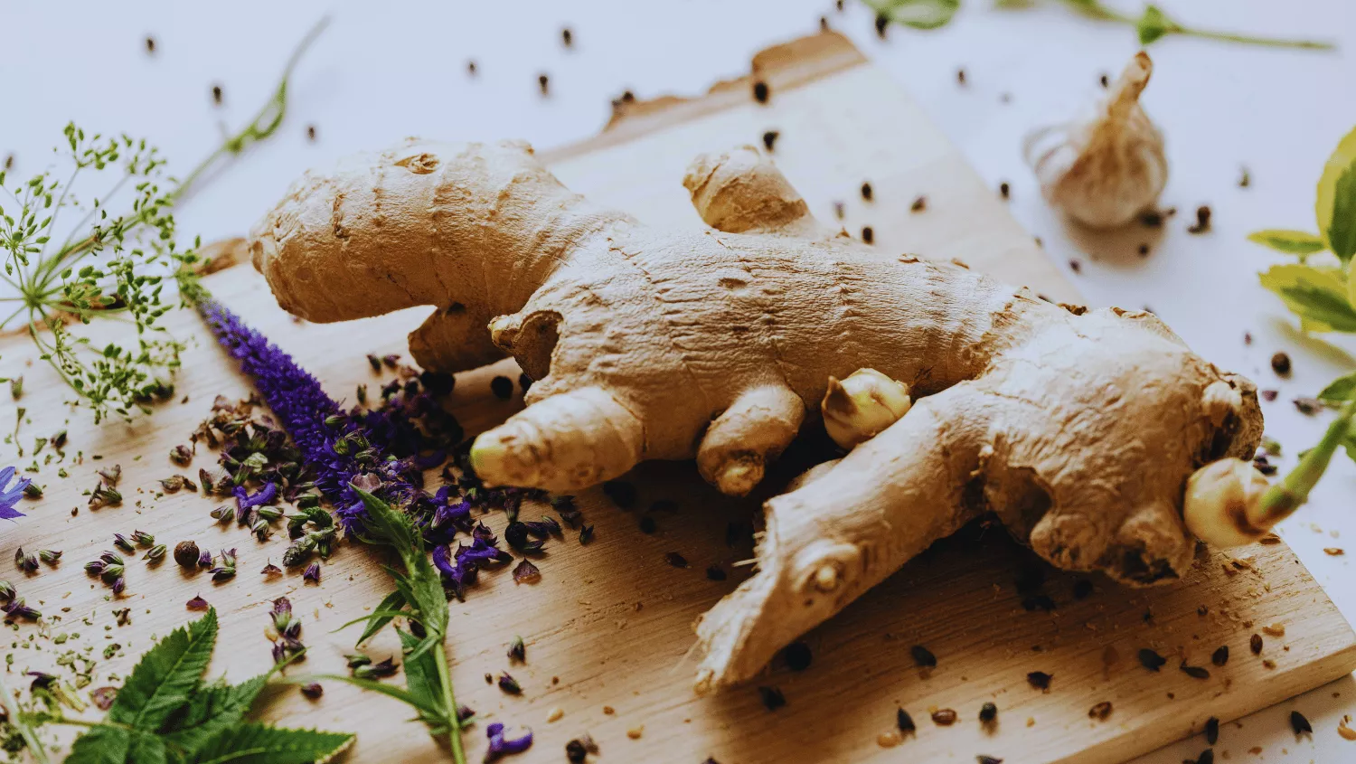 Raíz de jengibre encima de una tabla de madera / CANVA