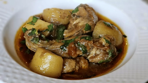 Plato de pollo guisado con jengibre rallado / CANVA