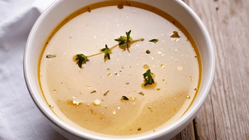 Caldo de verduras 'perfumado' con jengibre / CANVA