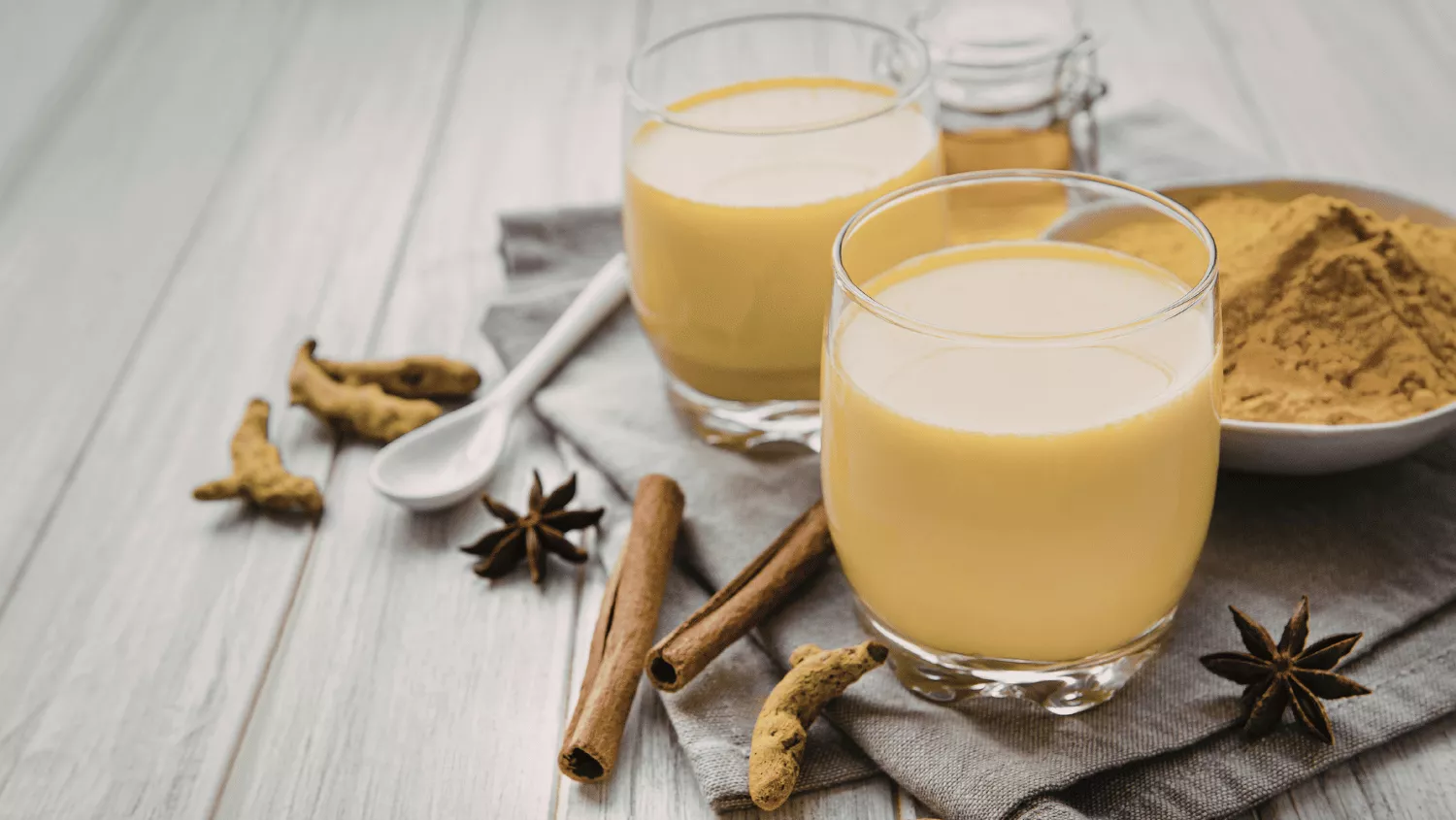 Smoothies calientes con canela en rama, anís estrellado y cúrcuma / CANVA