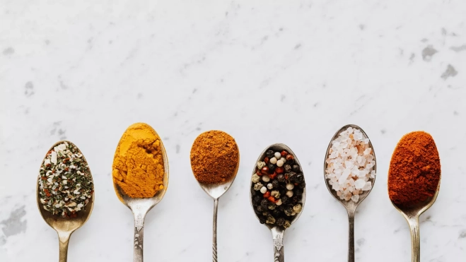 Mezcla de diferentes especias en cucharas / CANVA Mezcla de diferentes especias en cucharas / CANVA