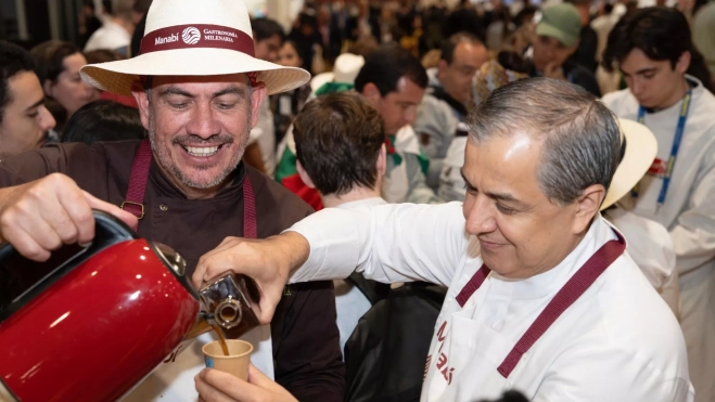 El cocinero Sebastián Revelli sirve el popular 'gloriadito de café' / Cedida El cocinero Sebastián Revelli sirve el popular 'gloriadito de café' / Cedida