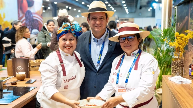 Las cocineras manabitas Valentina Álvarez y Fanny Vergara junto al prefecto de la región Leonardo Orlando / Cedida Las cocineras manabitas Valentina Álvarez y Fanny Vergara junto al prefecto de la región Leonardo Orlando / Cedida