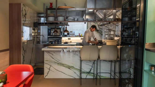 La cocina abierta con barra del restaurante Incorrecte (Barcelona) / Jordi Domènech