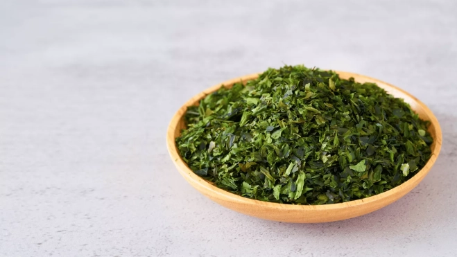 Alga nori troceado en un bol pequeño / CANVA