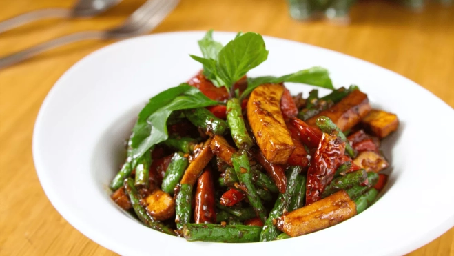 Judías verdes, zanahorias y pimientos rojos con alga nori / CANVA 