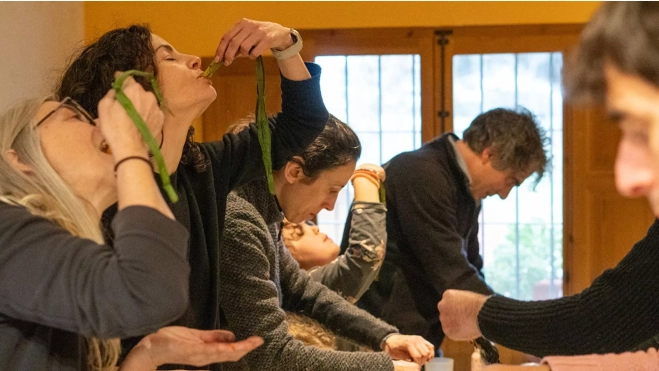 Amigos compartiendo una calçotada / Txaber Allué