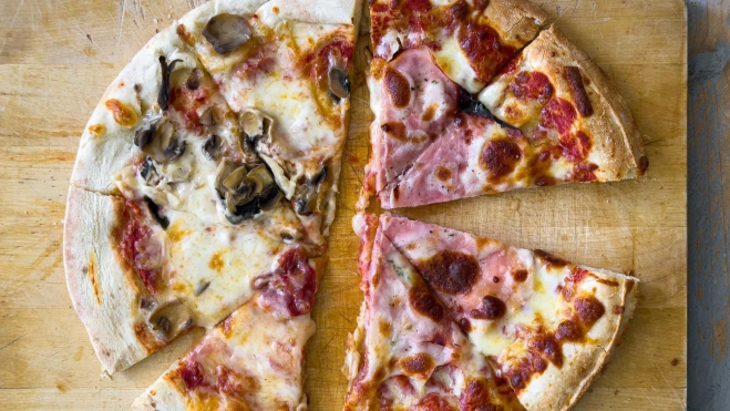 Mitad pizza Fratelli Colombo (Ametller Origen) y mitad Hacendado / Iker Morán