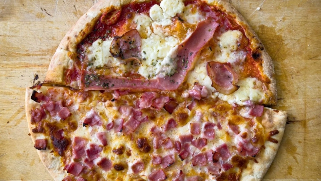 Mitad pizza fresca Lidl y mitad pizza Aldi / Iker Morán