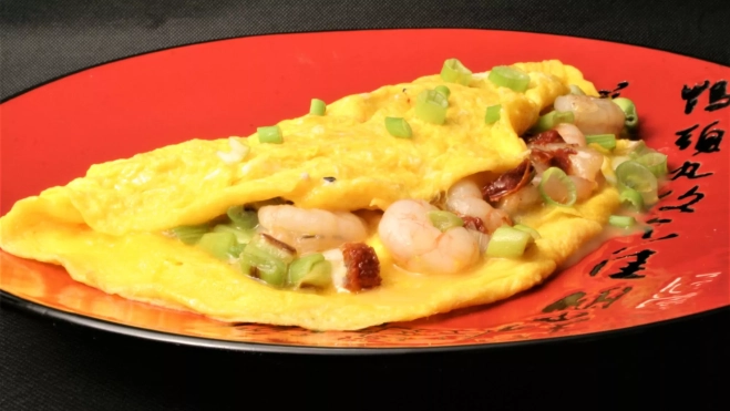 Tortilla abierta de cebolleta china, gambas y tomate seco (Receta de Inés Butrón) / Antonio Ron