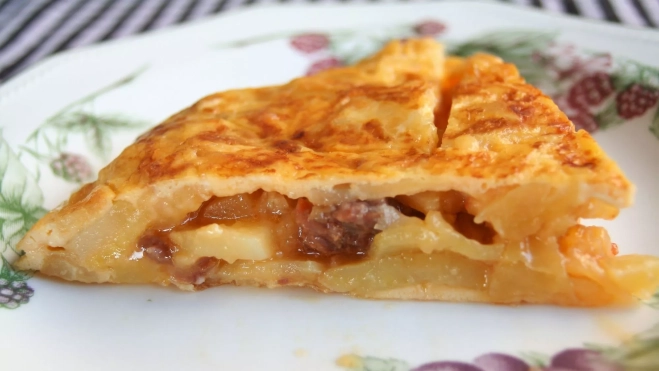 Tortilla de patatas, cebolla y chorizo gallego ahumado (Receta de Inés Butrón) /Antonio Ron