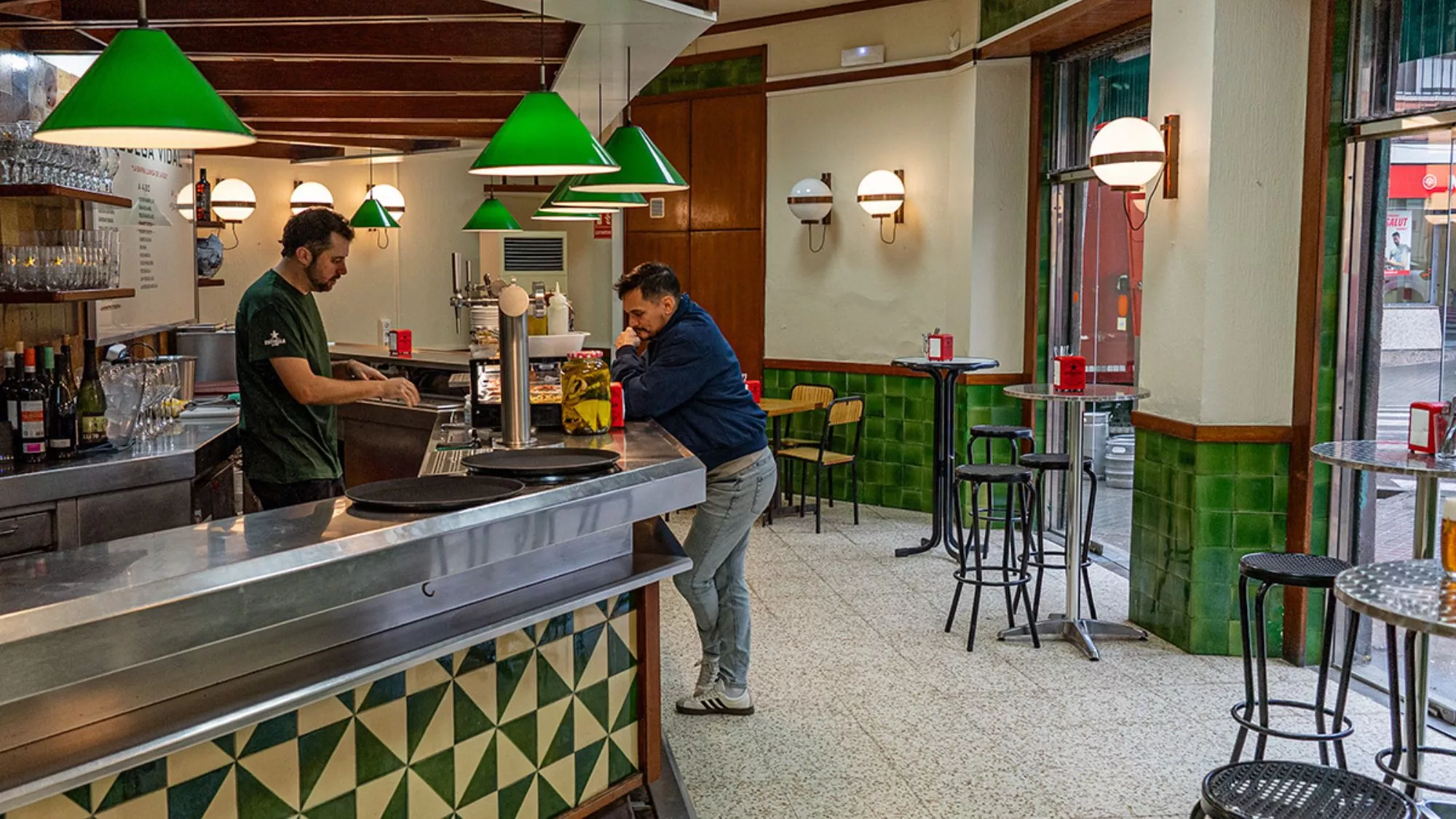 Interior de la Bodega Vidal en Poble-sec (Barcelona) / Txaber Allué