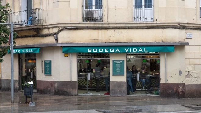 Fachada de la Bodega Vidal en Poble-sec (Barcelona) / Txaber Allué