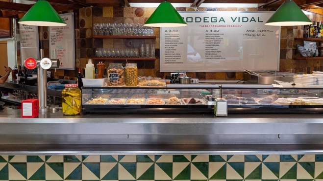 La barra de la Bodega Vidal en Poble-sec (Barcelona) / Txaber Allué