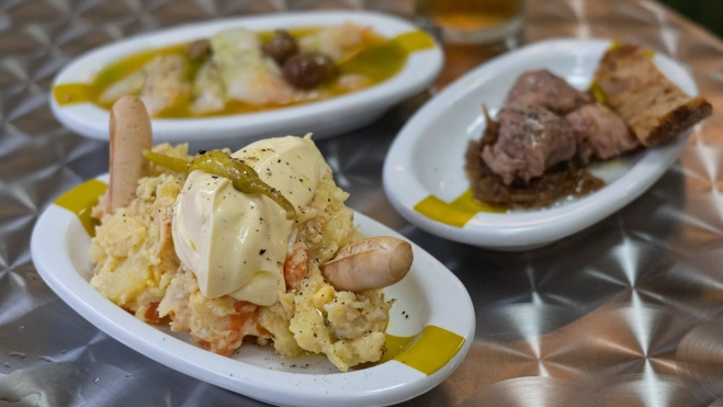 Ensaladilla y otras tapas de la Bodega Vidal en Poble-sec (Barcelona) / Txaber Allué
