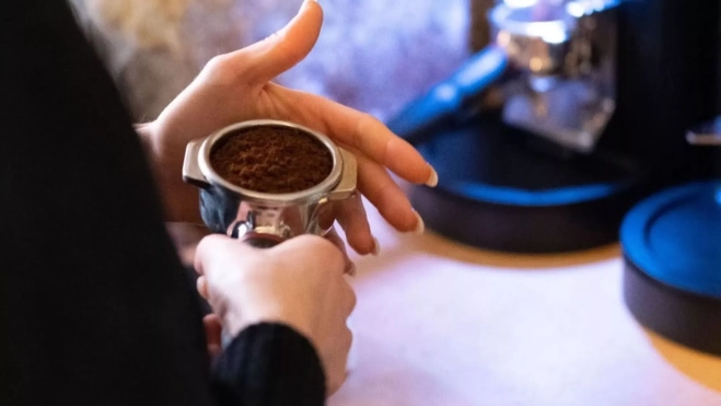 Preparación de café en Hola Coffee Madrid / Instagram Preparación de café en Hola Coffee Madrid / Instagram