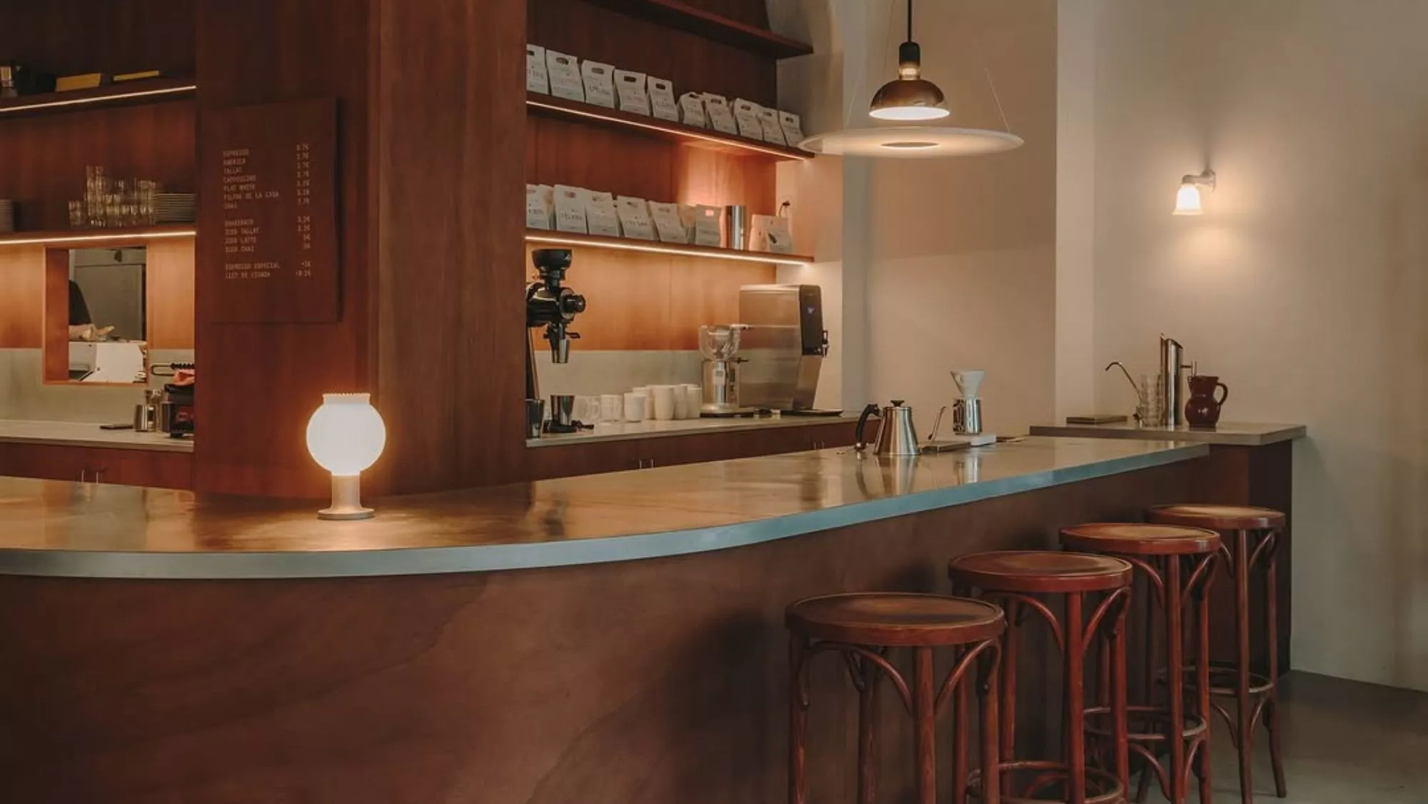 Barra de la cafetería Nomad Frutas Selectas (Barcelona), en el puesto #16 del ranking The World's 100 Best Coffee Shops / Instagram