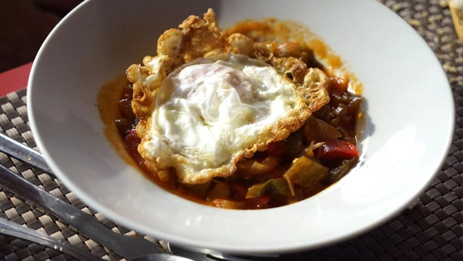 Plato de pisto con huevo del restaurante El Embarcadero / Yolanda Cardo Plato de pisto con huevo del restaurante El Embarcadero / Yolanda Cardo