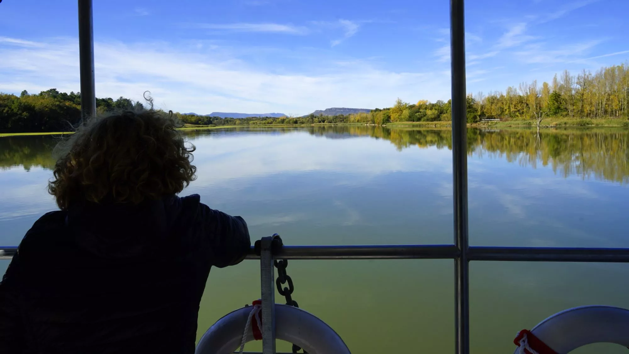 Navegar por los fiordos burgaleses en un barco electrosolar / Yolanda Cardo / Territorio Obarenes: qué ver y dónde comer en el secreto mejor guardado del norte de Burgos