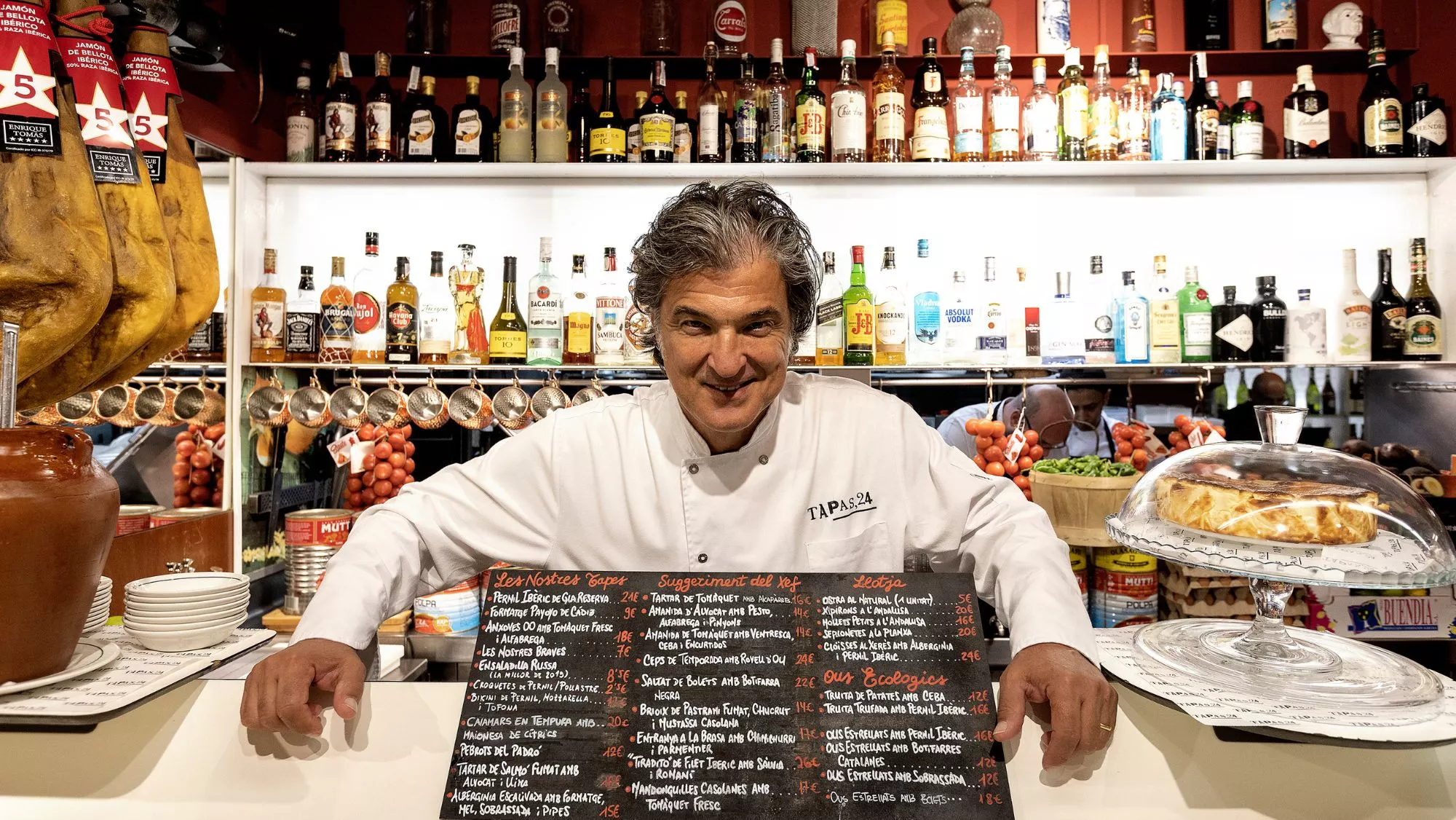 El chef Carles Abellán en la barra de Tapas 24 (Barcelona) / Cedida El chef Carles Abellán en la barra de Tapas 24 (Barcelona) / Cedida