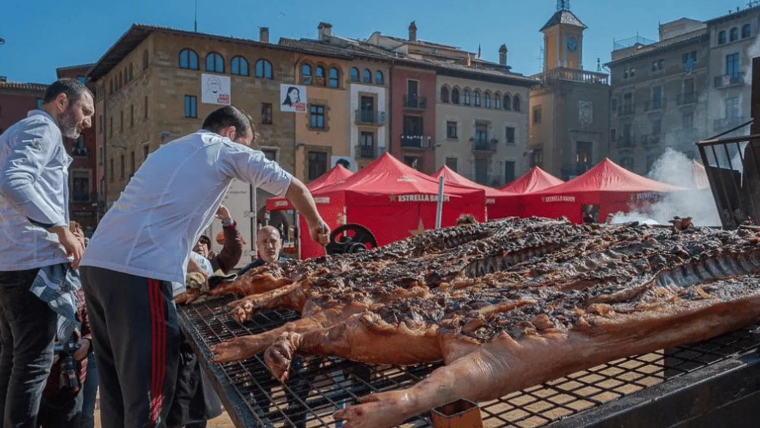 Rostida de porcs en la Plaça Major de Vic del Dijous Llarder / OSONA CUINA Rostida de porcs en la Plaça Major de Vic del Dijous Llarder / OSONA CUINA