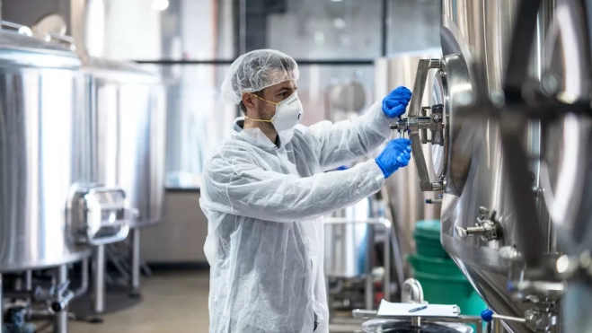 Trabajadora de la industria farmaceútica / FREEPIK