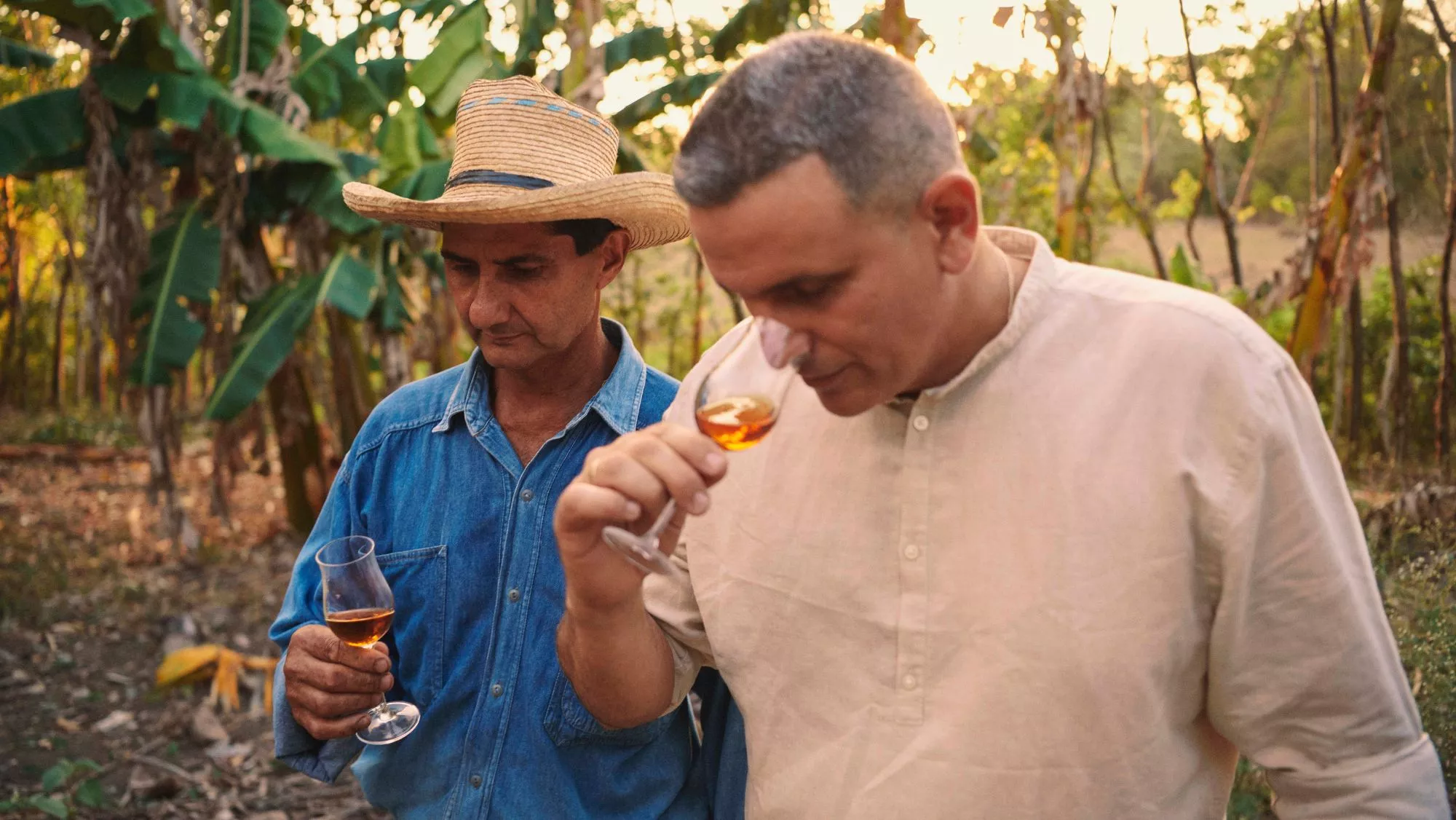 César Martí, uno de los nueve Maestros Roneros de Cuba, oliendo una copa de ron / Cedida