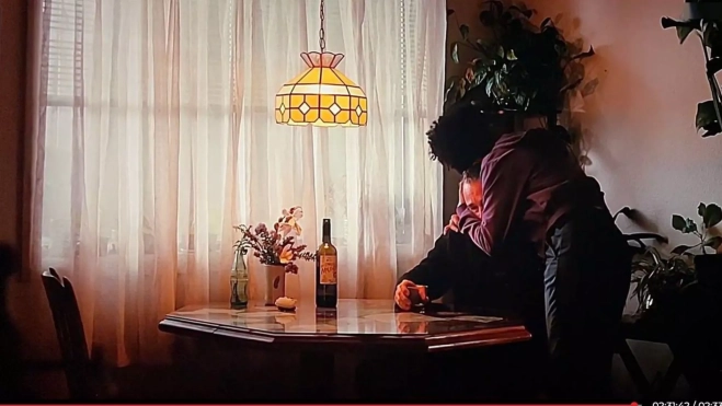 Fotograma de 'Una batalla tras otra' donde aparece el vino Los Conejos Malditos / Cedida Fotograma de 'Una batalla tras otra' donde aparece el vino Los Conejos Malditos / Cedida