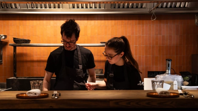 Cocina abierta en el restaurante TRÜ (Barcelona) / ÒSCAR GIL COY 